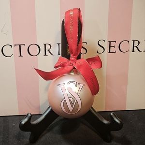 VICTORIAS SECRET - THE VICTORIA ORNAMENT (NWT)